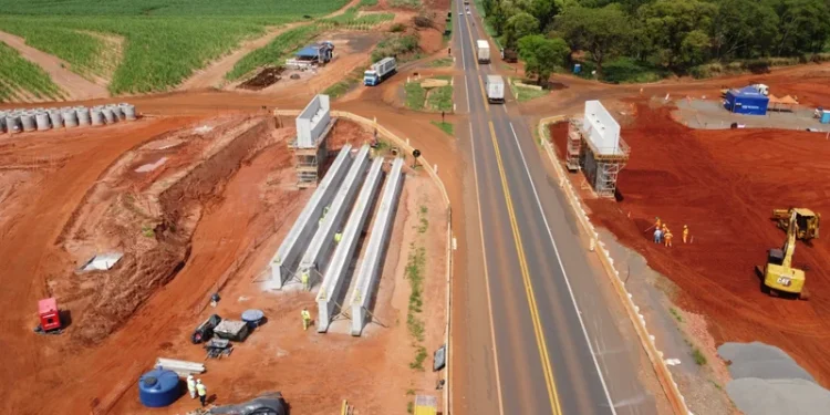 Arteris ViaPaulista realiza operação para lançamento de vigas em obra da SP-255, em Boa Esperança do Sul, neste sábado (3)