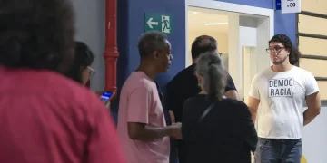 Eleitores têm até as 17h para votar neste domingo