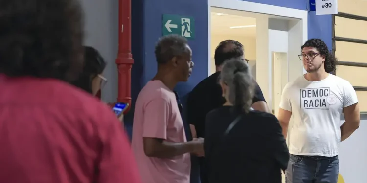 Eleitores têm até as 17h para votar neste domingo