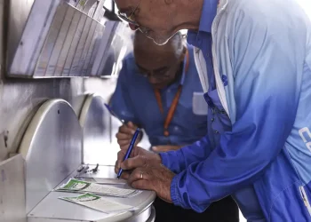 Mega-Sena acumula; prêmio pode chegar a R$ 185 milhões na terça-feira